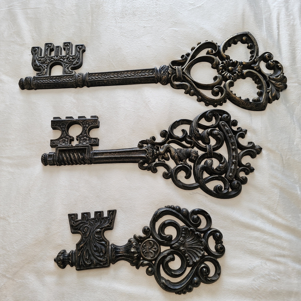 Elegant Black Ornamental Wall Keys Set
